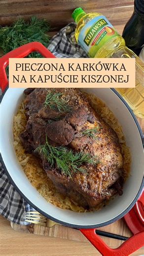 Pieczeń z karkówki na kapuście kiszonej. Składniki: Karkówka 2 kg Kapusta kiszona 750 g Olej Kujawski Z Pierwszego Tłoczenia 5 łyżek Liść laurowy Ziele angielskie Sól 1,5 łyżki Majeranek 3 łyżeczki pełne Papryk słodka 2 pełne łyżeczki Czosnek 3 ząbki Woda 1/3 szklanki Przygotowanie: Przyprawy wymieszać z olejem Kujawskim i tak przygotowaną marynatą natrzeć dokładnie mięso. Odstawić na dobę do lodówki. No żeliwnego garnka przełożyć kapustę kiszoną dodać liść laurowy, ziele angielskie i na wierzch