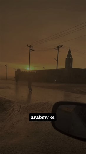 ‎صبر‎ on Instagram: "日本利用压电瓷砖将步行转化为电能。这些瓷砖通过压电效应将脚步施加的压力转化为电能。当人们行走时，脚的重量和动作会对瓷砖产生压力，使内部的压电材料弯曲并产生机械应力，进而转化为电能。通过收集数百万次的脚步，产生的电能可以驱动LED 灯、数字显示屏和传感器等设备。涩谷车站每天约有240万次脚步贡献于这一系统，从而减少对传统能源的依赖，支持可持续城市发展。工作原理：压电瓷砖包含压电材料，当外部压力施加在瓷砖上时，这些材料会弯曲产生机械应力，并将这种应力转化为电能。能量收集：每一步产生的电荷量虽然少，但通过数百万步的累积，可以生成可观的电力。应用场景：在人流量大的区域，如涩谷车站，每天约有240万次脚步，为该系统提供了巨大的能源潜力。能量用途：收集到的电能可以用于驱动各种设备，例如 LED 灯、数字显示屏和传感器。优势：这种技术将日常运动转化为可再生能源，有助于减少对传统能源的依赖，并支持可持续城市基础设施的建设。"