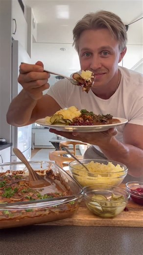 Anton Ekefäll on Instagram: "Falsk fläskfilé gick varmt hemma när jag var liten, blir verkligen supergott!! 😍 Ett av 200+ recept som finns i min nya app @fuelfam_ du kan testa appen helt gratis i 7 dagar & se om den är något för dig, ingen bindningstid. Länk i profilen Detta hade jag: 500g nötfärs 2 msk aromat (ca) Såsen: 2dl créme fraiche 2dl matlagningsgrädde 1 msk fond, jag hade kalvfond 1 msk soja Salt & peppar Så mycket/lite champinjoner du vill. Till detta hade jag pressad potatis och rår