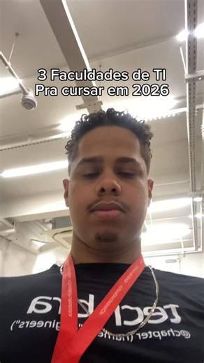 Vinícius Melo on Instagram: "Análise e Desenvolvimento de Sistemas (ADS) Curso mais prático e focado no mercado. Forma profissionais para desenvolver, manter e evoluir sistemas, APIs e aplicações, com rápida entrada no mercado de trabalho. Ciência da Computação Curso mais teórico e abrangente. Foca em fundamentos da computação, algoritmos, estruturas de dados e base matemática, abrindo portas para pesquisa, IA, dados e áreas mais técnicas. Engenharia de Software Curso voltado para a construção d