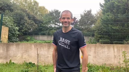 La PROPRIOCEPTION ? C’est hyper Important ! Souvent ignorée ou ou oubliée. C’est quoi? Je vous explique dans cette video . Très utile pour tout sportif pour tout sport que vous pratiquez. J’y travaille régulièrement pour consolider mes chevilles et mes genoux et mes articulations. Surtout avec mon activité préférée: le trail qui s’offre des chemins et senti sentiers souvent déséquilibrés ! 😅. UTILE pour prévenir les blessures musculaires, entorses des chevilles, genoux… J’en ai profité de montr