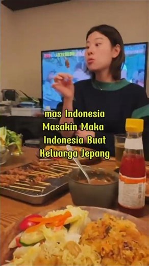 A MAN FROM INDONESIA COOKS INDONESIAN FOOD FOR A JAPANESE FAMILY #buleindonesia #bule #bulereaksi
