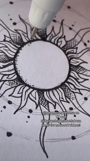 New Moon Princess | KASTALEIA on Instagram: "How to draw a fancy sun ✨ ☀️ ✨ sun doodle drawing tutorial “WhY WoULd tHe SuN hAvE sHaDiNg iF itS a LiGhT sOuRce 邏浪邏廊” “tHts NoT a SuN thTs a SuNfLoweR” #drawingtutorial #arttutorial #suntattoo #tattooart #howtodraw #artreel"