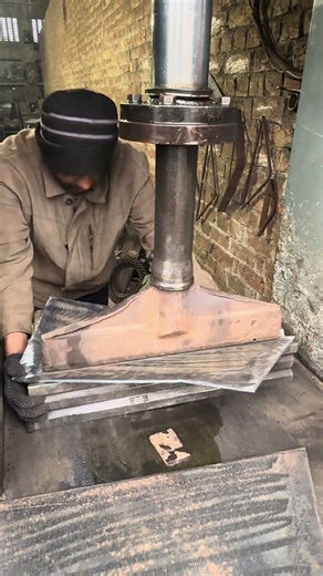 Bending of a Machine Part Which is Used to Dig Drains in Land With Hydraulic Press #metalbending