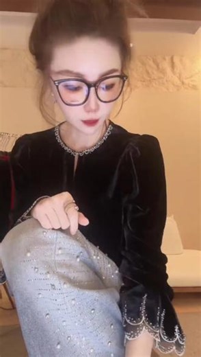 #过年我就这样穿 #新衣服 #穿搭日记 #衣服穿搭 #今天穿什么 DEDM•STUDIO/法式精致感显瘦喇叭袖100%真丝丝绒上衣2601CS/1607