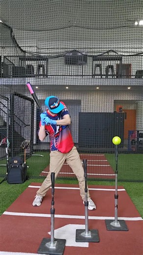 Coach JSP qui nous montre la drill des 3 Tee Ball . Cela permet de comprendre l'angle d'attaque pour chaque balle. Il faut aussi comprendre qu'il ne faut pas tirer dans notre élan mais belle et bien pousser vers l'avant pour effectuer une bonne élan. Le secret qui permet la réussite de tous sa garder les yeux, le focus sur la balle . Un excellent exercice qui permet de comprendre dans chaque élan comment notre corps dois réagir. Looking good Coach Keep Working hard 💥🥎 Cela etais un de mes exer