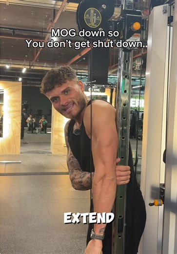 Jason Mog pushdowns are elite for triceps. The setup is simple. Get parallel with the cable, lean into the machine and keep your elbow locked into your side. Now drive the handle down and fully extend the arm. No swinging. No shoulder movement. Just clean tension through the triceps. Training one arm at a time lets you focus on proper contraction and control, which is exactly what grows arms. Small tweaks like this make a huge difference. DM ‘Change’ for 1-1 coaching