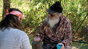 Si requests help from the family to dig up coins he had previously buried. | Duck Dynasty