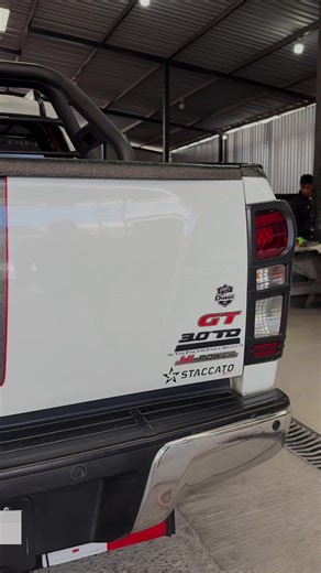 Pequeños detalles, gran cambio ✨ Pintura de emblemas en D-MAX 🔥 📍 Quetzaltenango, zona 7 📲 Escríbenos y agenda tu servicio 4393-7882. 3510-7000 #clubdmaxgt #dmax #xela #viral #paratii