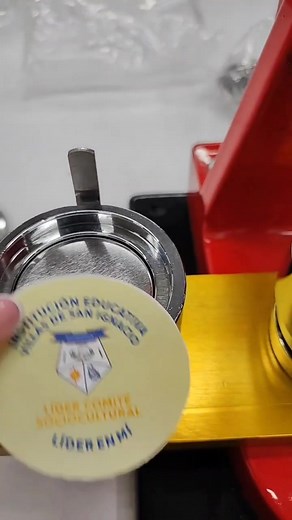 ¿Quieres crear tus propios botones publicitarios para promocionar tu marca o evento? ¡Es más fácil de lo que piensas! Solo necesitas algunos materiales simples como papel y una máquina de botones. ¡Sigue estos sencillos pasos y estarás en camino de crear tus propios botones personalizados en poco tiempo! Paso 1: Diseña tu botón en papel o en línea. Asegúrate de incluir tu logotipo, texto y cualquier otro diseño que quieras que aparezca en tu botón. Paso 2: Usa una máquina de botones para cortar 