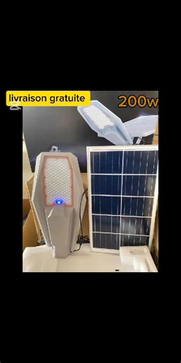 #Lampadaire_solaire Avec télécommande et support métallique • Super lumineux et étanche: Les lampadaires solaires avec éclairage ultra grand angle adoptent une puce LED haute puissance. Les lampes solaires étanches IP66 peuvent fonctionner même les jours de pluie. • Fonction intelligente de détection de lumière : contrôle intelligent de la lumière, charge automatique pendant la journée, et s'allume automatiquement dans la nuit. Capteur, les lumières sont toutes allumées lorsque les gens arrivent
