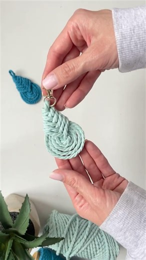 Small and cute macrame keychain in 3 minutes