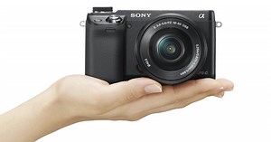 Sony NEX-6 brings a more "DSLR-like" experience to pocket-sized cameras