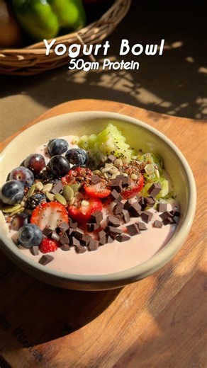 This yogurt bowl has 50 grams of protein 😍 Check description for recipe 🔗