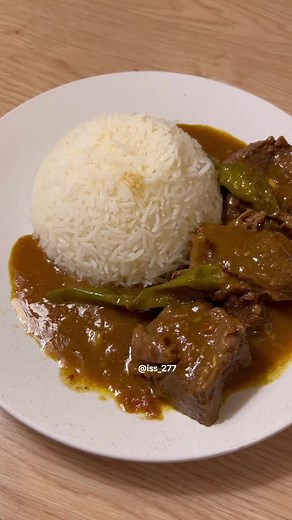 ايدام لحم لذييييذ😋😍🌟 الطريقة والمكونات:🌸🌟 في قدر الضغط العادي او الكهربائي نضيف ثلث كوب زيت زيتون ، بصلتين شرائح، عودين قرفة صغيرة ونقلب الين يذبل البصل نضيف ملعقة كبيرة زنجبيل طازج مهروس وملعقة صغيرة ثوم مهروس ونقلب نضيف كيلوا لحم بقر مكعبات وسط ، مقطعة صغيرة كزبرة ، بابريكا ، كركم ، ونص ملعقة صغيرة فلفل اسود وكمون وملح حسب الذوق نضيف عليهم حبة طماطم مقطعة مكعبات صغيرة وملعقة كبيرة زبادي وفلفل حار ونقلبهم 5 د نضيف عليهم مويا مغلية كوب تقريبا الين يغطي اللحمة ونضغطهم 35 د بعدها نفتح عليهم و