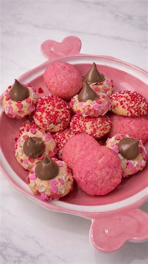 Dulce Jacqueline Rodriguez 👩🏻‍🍳 Jackie on Instagram: "💖🍪 Galletas deliciosas de San Valentín Suaves, fáciles y perfectas para regalar, compartir o vender en esta temporada 💕 Ingredientes: • 2 barras mantequilla con sal (220 g) • 3 oz queso crema (85 g) • 1 taza azúcar granulada (200 g) • 1 huevo grande (56 g) • 2 cdtas. extracto de vainilla (10 ml) • ¼ cdta. extracto de almendra (1 ml) • 2 ¾ tazas harina todo uso (371 g) • 2 cdtas. polvo de hornear (6 g) • Grageas de San Valentín Preparaci