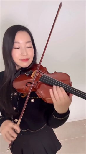 Mikako Shimatani 🎻 島谷美賀子 on Instagram: "モーツァルト : ヴァイオリン協奏曲第4番 Mozart : Violin Concerto No.4 1st movement _ 明るく元気なファンファーレ🎺✨ Triumphant from the very first note! _ #ヴァイオリニスト #バイオリン #ヴァイオリニスト #バイオリニスト #モーツァルト"