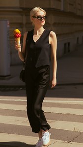 VON BUSINESS BIS FREIZEIT: Damen Röcke sind vielseitig einsetzbar! Ob mit Sneakers und Shirt für einen lässigen Look oder mit Ballerinas und Pumps für feminine Eleganz - entdecke die Möglichkeiten für jeden Stil. 💃✨ @simone_seck Outfit: Rock von Anine Bing um € 400,- 2900277022089 Gilet von Max Mara Weekend um € 240,- 290027780277 Tasche von Aigner um € 499,- 2900277824164 Sneakers von Adidas um € 120,- 2900278875776 Sonnenbrille von YSL #Fashion #Style #Damenröcke #rock #skirtlove #kastneroehl