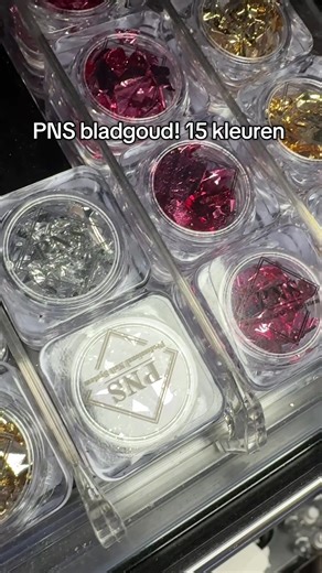 Bladgoud, een heel fijn en makkelijk nail art product. In 15 kleuren/tinten die zn kleur ook echt behouden met dragen! Online te bestellen bij www.vikanamirije.nl of kom gezellig fysiek shoppen binnen de openingstijden in Hoogersmilde 📍 #vikanamirije #groothandelvikanamirije #bladgoud #easynailart #goldpaper