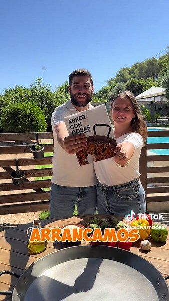 ¿Arroz para todos los días? Sí, pero nunca igual 🍴 Con Arroz con cosas by Va de Arroces descubrirás 80 recetas de arroces caseros para experimentar, improvisar y disfrutar en familia o con amigos. Desde un arroz de domingo hasta uno de nevera vacía, aquí encontrarás la receta perfecta para cada ocasión. Este libro no es solo un recetario: es un viaje por sabores, historias y momentos que siempre giran alrededor del arroz. Queremos que cocines sin miedo, sin prisas y con mucho gusto. ✨ Y aquí vi