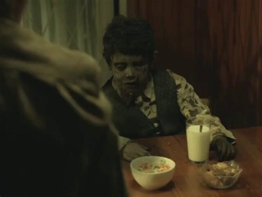La parte del niño con su vaso de leche en "Aterrados" está entre lo más inquietante del cine terror contemporáneo. Un niño del barrio muere atropellado por un autobús. Días después de su entierro, su cadáver aparece sentado a la mesa de la cocina en la casa de su madre.Guillermo del Toro quedó tan impresionado con la película, que se convirtió en su principal promtor en Hollywood. De hecho, iba a producir el remake. Tras años con el proyecto parado, se ha confirmado que sigue en marcha, ahora co