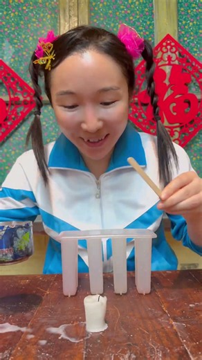A girl tricked the shop owner into giving her a drink by making an ice pop out of candles! #food