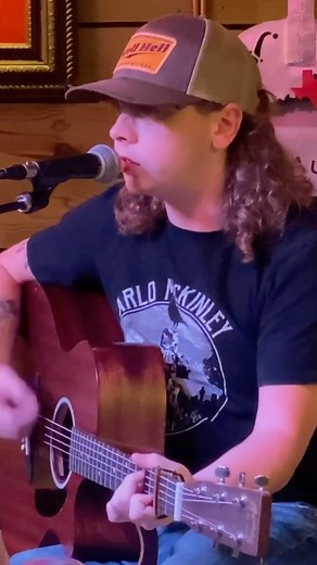 @loganhalsteadmusic “Bluefoot.” 🎥: Overtones LIVE | YouTube (2021) #loganhalstead | Country Central