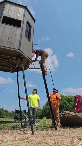 Installing a box blind for late season hunting #deer #hunting #deerblind #illinois #shorts