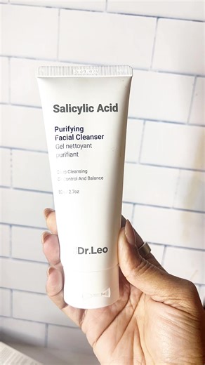 This cleanser features salicylic acid, a beta hydroxy acid (BHA) known for helping unclog pores and support clearer-looking skin. ✨ Why people use it: • Helps cleanse clogged pores • Supports acne-prone skin • Removes excess oil • Gentle daily-use formula • Lightweight, refreshing feel Salicylic acid works by exfoliating inside the pore, helping reduce buildup that can lead to breakouts. I like using it morning or night when my skin feels congested. It leaves that clean, refreshed feeling withou