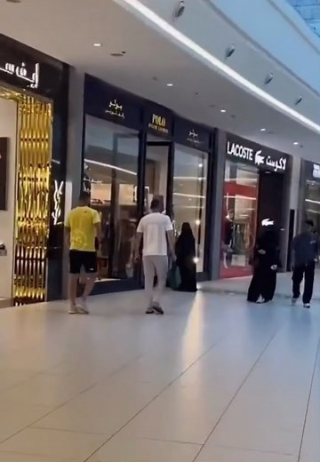 🔴 Benzema dérangé pendant ses courses en Arabie saoudite, il s’en prend à un fan et le pousse, la séquence fait parler sur Twitter. Sa vitesse de marche, l’attitude des fans, sa réaction, une séquence assez insolite là 😅 @karimbenzema #karimbenzema #benzema | Africafootunited.com