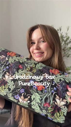 W tym miesiącu @purebeauty_pl rozpieszcza💖. Zobaczcie co znalazłam w urodzinowym boxie 🙈 @almedpharma krem regenerujący po zabiegach @Prosalon.professional Artiplex Serum Odbudowujące @BourjoisParis Twist, Lift & Freeze Unoszący, Wydłużający i Trwały Tusz Do Rzęs @Miss Sporty Perfect To Last 30H @rimmellondon MultiTasker Turbocharged Glow Rozświetlający Róż Do Twarzy w Płynie @herbariabanfi Odżywka do włosów, @vianek.pl Przeciwzmarszczkowy Krem Do Twarzy Na Dzień Cera Tłusta @Clarena Hydroalga