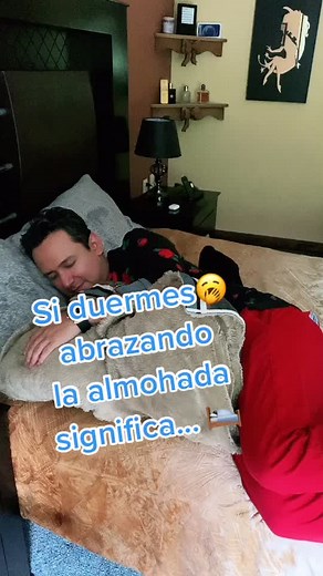 ¿Por qué dormir abrazando una almohada? Descubre su significado