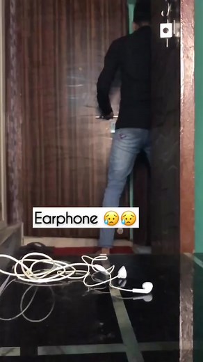 Pocket me ₹ ho ya na ho, par earphone hona chahiye🤣#gulfusquad #slomo #comedy @tiktok_india