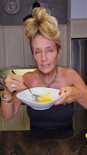 How to Get Rid of Sun Spots | This 4 Ingredient Natural Mask Actually Works