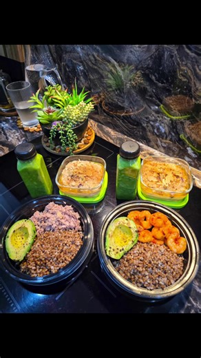 Weekly meal prep done in under an hour 🙌 With the help of my Thermomix TM7, healthy eating feels simple and sustainable ✨ Breakfast: 🥣 Porridge with cranberries & almond flakes Snack: 🥝🍎 Kiwi & apple detox smoothie Lunch: 🥑 Buckwheat bowl with avocado 🍤 Sweet chili king prawns one day 🐟 Tuna another day Having my meals prepped keeps me on track, helps me avoid cravings, and makes sticking to a healthy lifestyle so much easier 💚 Curious about the Thermomix? Send me a DM — I’ll happily arr
