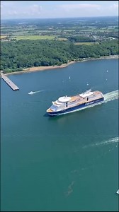 Wunderschön, der Blick von oben auf Color Fantasy und die vielen Schiffe, oder? 😍🛳⛵ Frank ist Hubschrauberpilot und hat diese genialen Luftaufnahmen von der Kieler Woche mitgebracht! Wer ist gerade noch in Kiel zu Besuch oder hat die Kieler Woche auch schon mal miterlebt? 📸: @‌bossypilot via Instagram | Color Line GmbH