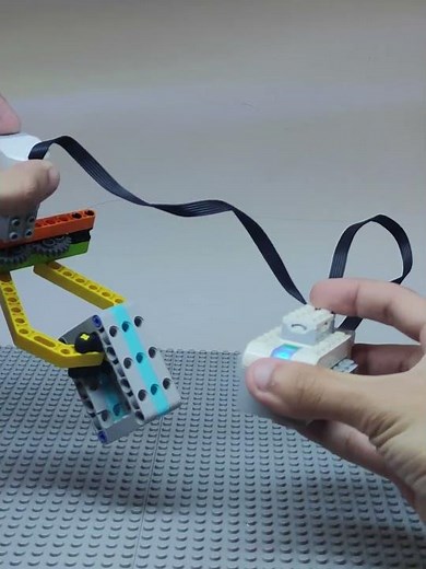 Lego WeDo 2.0 Robot Arm Gripper Claw Design With Steps