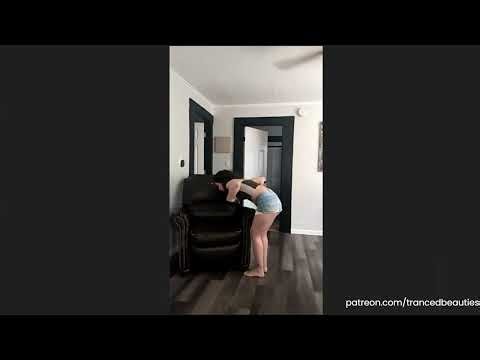 Jewels Hypnotized - Chicken Transformation #hypnosis #hypnotized #hypnosissession #hypnose #trance