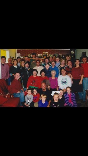 Kenny Chesney is taking you home for the holidays! Join Kenny and his family in East Tennessee as they all celebrate Christmas at Mom’s house with some of their favorite memories and holiday songs. Tune in today at 6pm ET for this Grigsby Family Christmas Special!! Replays (ET): Saturday (12/20) – 9a / 3p Sunday (12/21) – 11a / 4p / 9p Monday (12/22) – 5a / 12p / 5p Tuesday (12/23) – 8a / 2p / 8p Wednesday (12/24) – 9a / 4p / 9p Thursday (12/25 Xmas) – 6a / 10a / 2p / 6p / 10p #kennychesney #chr