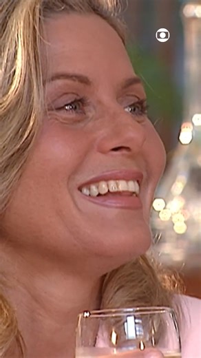 A Helena encontrou o Edu e a Camila juntos pela primeira vez… e o clima pesou! 😬 O que será que vai acontecer agora, hein? 👀 #LaçosDeFamília, logo depois de Avenida Brasil, na TV Globo Portugal. 📺🇵🇹 | TV Globo Portugal