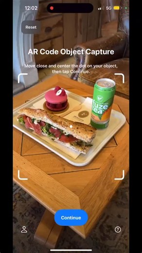 Eduardo | Ciência dos Dados on Instagram: "🧠📱 Isso aqui é Computer Vision na prática — e quase ninguém entendeu. Essa plataforma escaneia objetos reais (tipo essa pizza 🍕) e reconstrói tudo em 3D usando técnicas avançadas de visão computacional: 🔹 Feature extraction 🔹 Depth estimation 🔹 Mapeamento de textura 🔹 Reconstrução 3D 🔹 Object tracking em tempo real Ou seja: É exatamente o tipo de tecnologia que sustenta tudo o que está vind