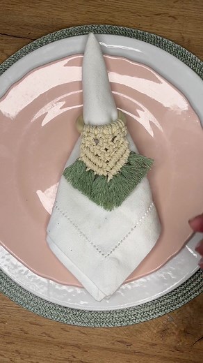 Macrame Napkin Holder You will need 6 lenths of 3mm macrame cord 70cm long and a wooden ring to make these macrame napkin ring holders #macramenapkinholder #macramedecoration #macramedecor #macrametutorial