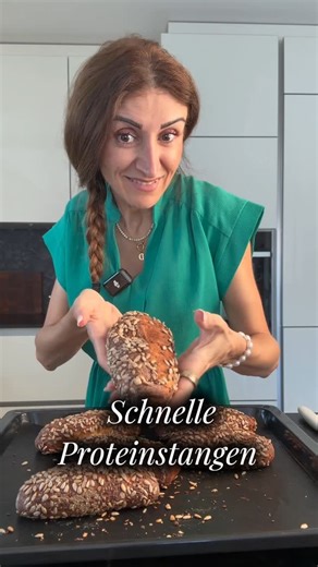 Dalia Elia on Instagram: "Aus nur vier Zutaten und ein paar Minuten kreieren wir heute diese fluffigen Protein Brötchen. Ganz einfach in der Herstellung ohne Ruhezeit, nur 2 Minuten kneten, formen, ausbacken und du hast ein perfektes Ergebnis für zwischendurch zum snacken, belegen oder für dein Frühstück. Perfekt wenn es schnell gehen muss. Zutaten: 500 g Magerquark 300 g Dinkelmehl Typ 1050 1 Päckchen Backpulver 1 TL Salz optional: Sonnenblumenkerne, Leinsamen oder Körner nach Wahl Zubereitung: