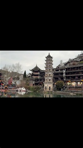 A Riverside Glimpse of Fenghuang Ancient Town (凤凰古城)