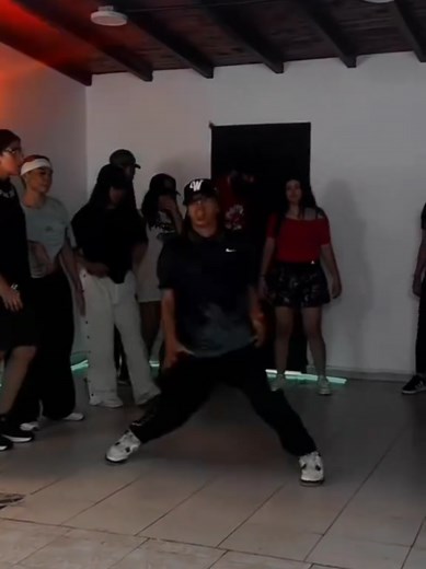 The song has some vibes part 6 #Yo #LEO #breakdance #dancers #baile #paratiiii #fypシ゚ #famoso #Viral #contenidooo #pfypシ