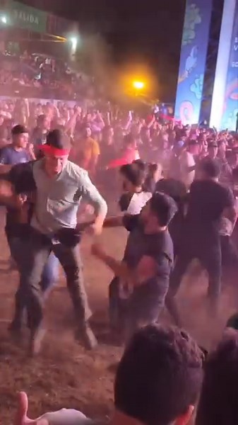 SABÍAS QUE ES EL POGO? El “pogo” invento de Sid Vicious, es un tipo de baile caracterizado por sus saltos (su nombre parece proceder del juguete llamado palo saltarín). También es conocido como mosh. Es muy usado en los momentos en los cuales la música es más agresiva, el cual es característico, en géneros de música generalmente pesada, como el Heavy Metal, Punk, Hardcore, etc. y sus derivados Debido a lo enérgico de la danza y a la masificación, acabar magullado es lo más común. También son com