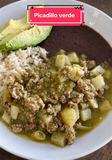 La comida del día este picadillo con verduras en salsa verde, acompañado de frijolitos y arroz ! Delicioso, llenador y económico ! Buen provecho ! . . . #recetas #comida #receta #recetasfaciles #mexico