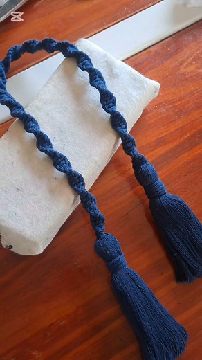 Un nuevo DIY 👉🏻 sujeta cortinas. Un trabajo sencillo pero que tiene sus secretitos. Podes aprender el paso a paso mas pausado con mi curso online de macramé para principiantes. ✅️ encontra la info en el enlace 🔗 de mi perfil! 👋🏻 hasta la próxima! #macramelovers #macrame #sujetacortinas #sujetadores #cortinas #sujetacortinasmacrame #hechoamano #diy #diyproducts #manualidades #nudoespiral #fypage✨ | Alquimia Decoración