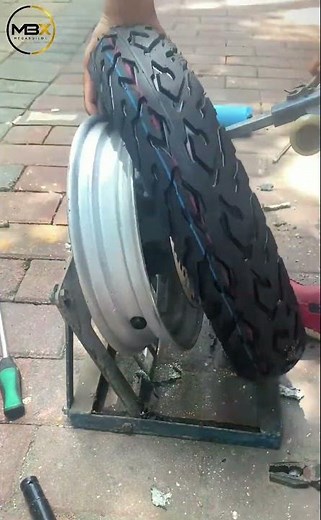 Fitting a Tire Onto a Rim Manually: The Skill Behind a Perfect Tire Mount 🔧🛞