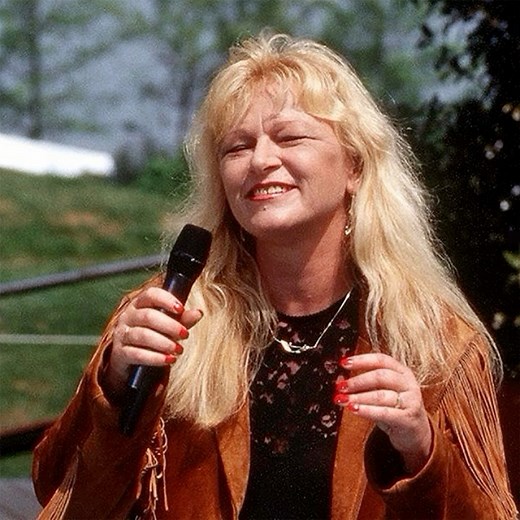 EIN LIED UND SEINE GESCHICHTE Pussycat - Mississippi Im Januar 1976 taucht zum ersten Mal eine junge Frau in den deutschen Charts auf, zusammen mit ihren beiden Schwestern und ein paar Begleitmusikern. Mit dem Song “Mississippi” landet die Gruppe “Pussycat” einen Nummer-eins-Erfolg. VON: Senker, Horst Ausstrahlung am 11.8.2020 | Pussycat Online